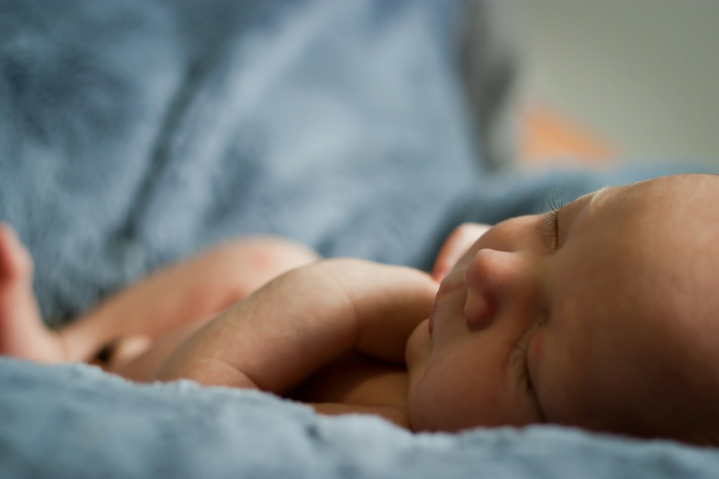 Image d'un bébé à préserver de la pollution de l'air