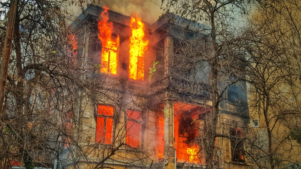 Une maison en feu pour illustrer la pollution de l'air intérieur après un incendie