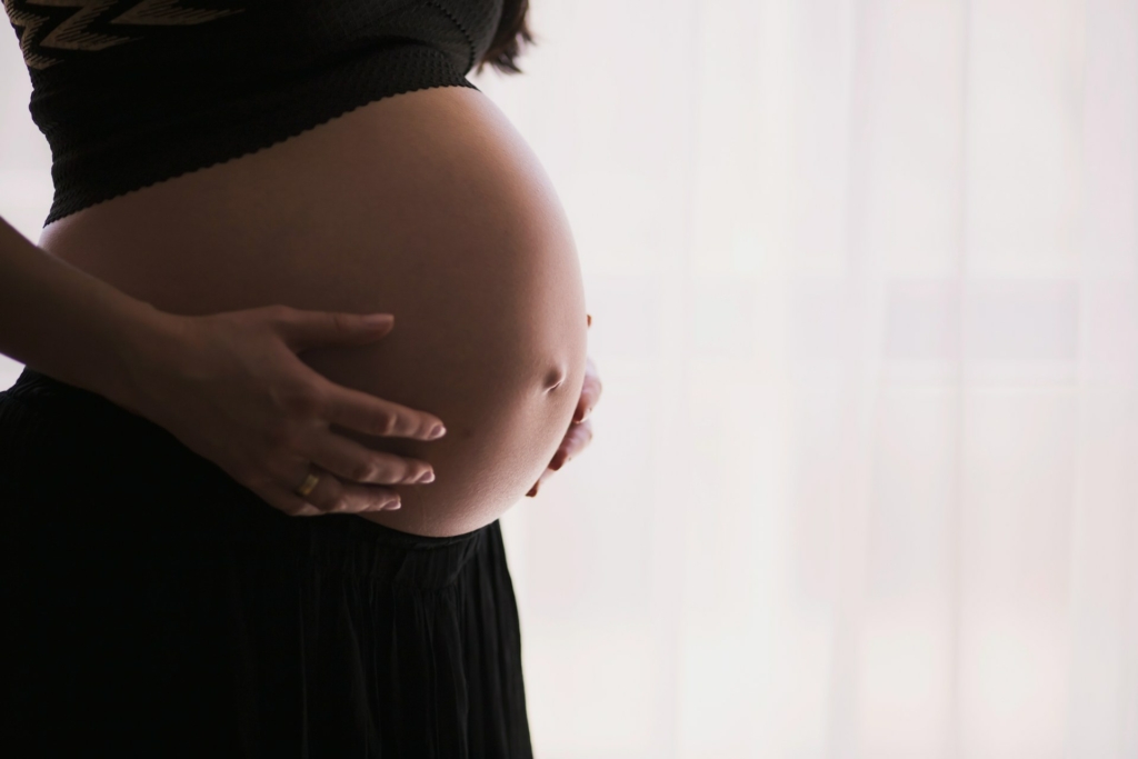 Image d'une femme enceinte sensible à la pollution de l'air intérieur